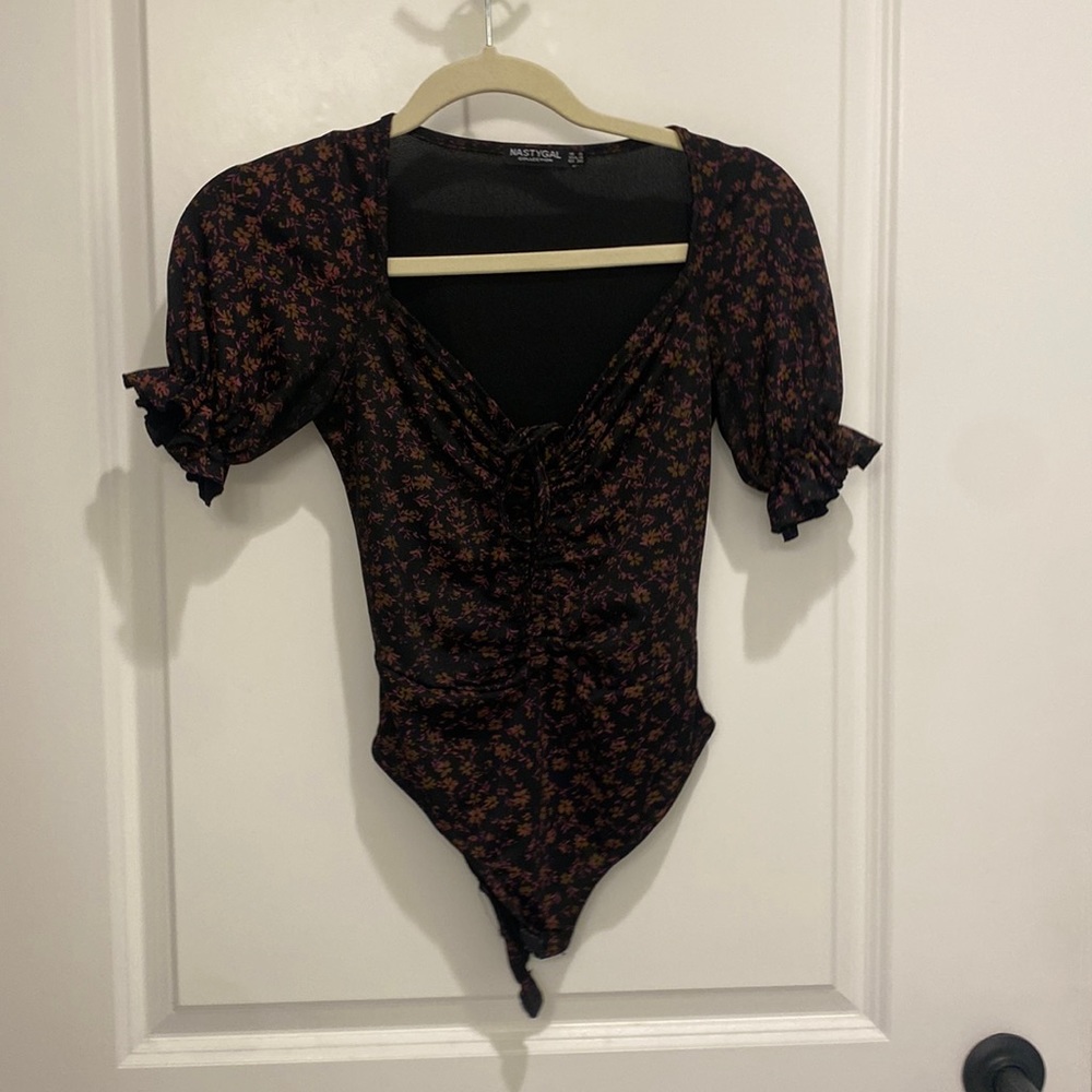 Tie front cinched body suit. Fits small, more like a 6.